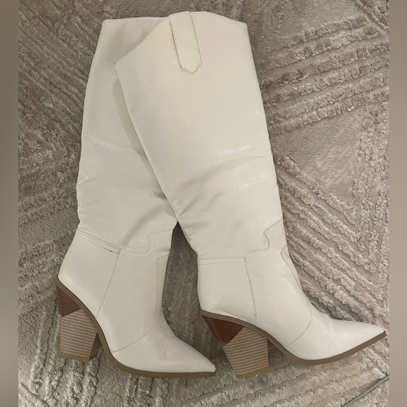 Shoes - white cow boy boots size 8.5